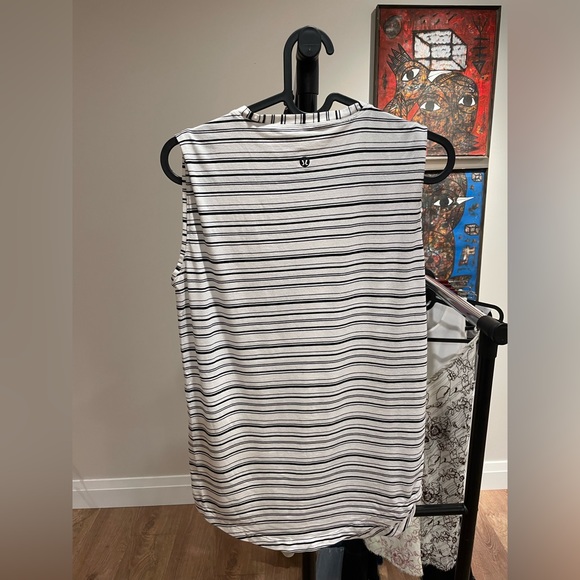Lululemon Muscle Tee Top Size 4 - Picture 2 of 2